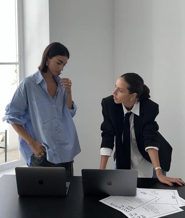 Koch bereitet Zutaten mit klarem Kopf vor